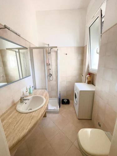 a bathroom with a sink and a shower and a toilet at Villa Oleandera a Polignano a Mare in Polignano a Mare