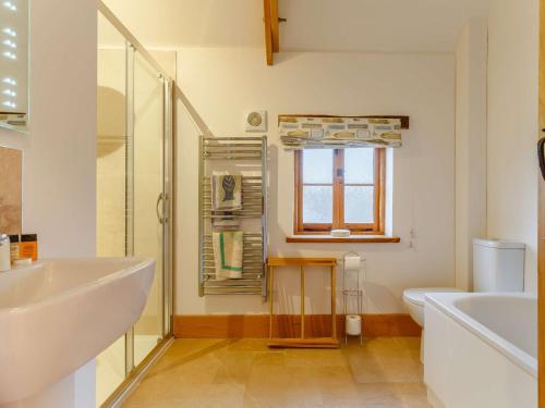 Ένα μπάνιο στο 2 Bed in Hope Cove 90025