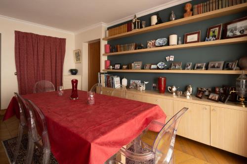 une salle à manger avec une table et des chaises rouges dans l'établissement Appartement de la Tour - Welkeys, à Paris