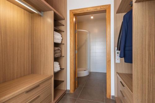 een badkamer met een inloopkast en een douche bij Veduta Panoramika in Sliema