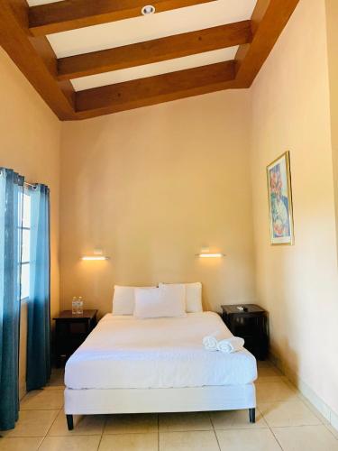 Кровать или кровати в номере Hotel El Encanto
