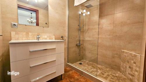 een badkamer met een douche en een wastafel bij ANN001 Bright Two Bedroom Townhouse in Ayamonte
