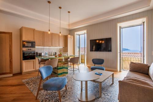 une cuisine et un salon avec un canapé et une table dans l'établissement BAY VIEW AP4470 By Riviera Holiday Homes, à Villefranche-sur-Mer