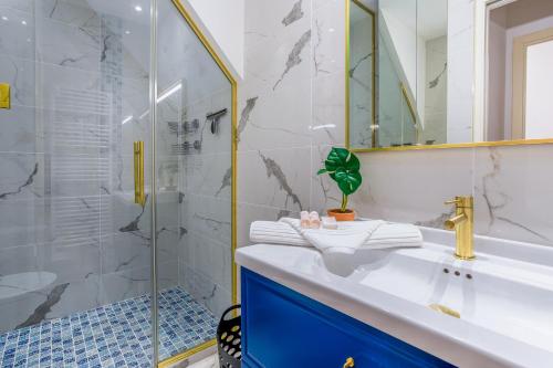 une salle de bain avec un lavabo et une douche dans l'établissement BAY VIEW AP4470 By Riviera Holiday Homes, à Villefranche-sur-Mer