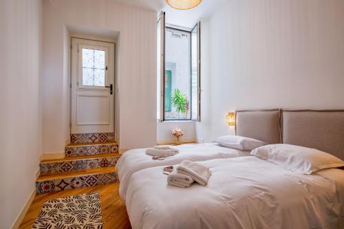 - une chambre avec 2 lits, une fenêtre et une porte dans l'établissement BAY VIEW AP4470 By Riviera Holiday Homes, à Villefranche-sur-Mer