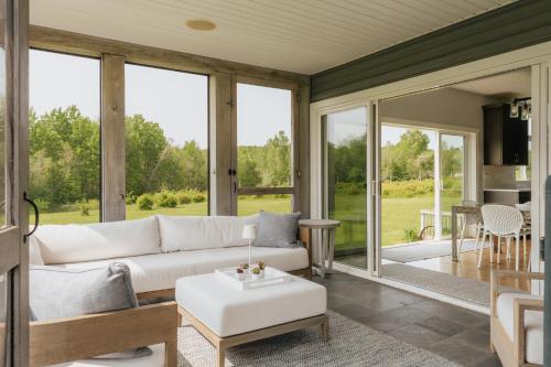 Χώρος καθιστικού στο Elevated Catskills Getaway On 15-acre Private Farm