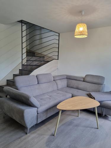 un salon avec un canapé et une table dans l'établissement Le Combo, à Aix-les-Bains