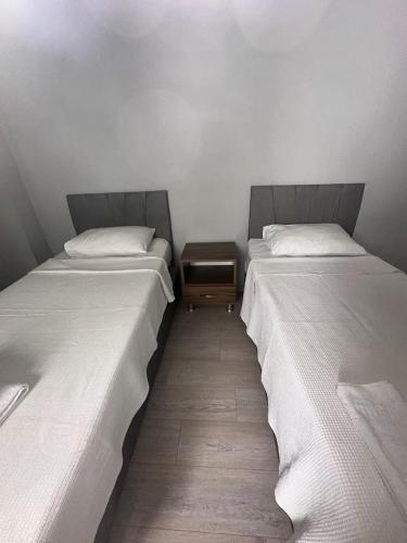 two beds sitting next to each other in a room at Viyana otel in Cesme
