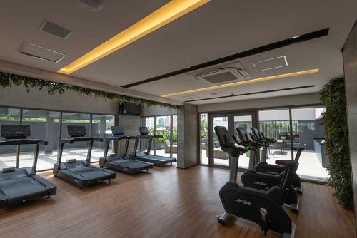 a gym with a bunch of treadms and cardio machines at LINDO Studio na Vila Mariana OL 1010 Metrô Sta Cruz in Sao Paulo