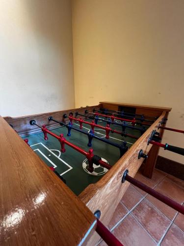 a room with a table and a group of bowling lanes at Vista Azul Apart Hotel - Suítes com vista para a mata de pinheiros in Pedra Azul