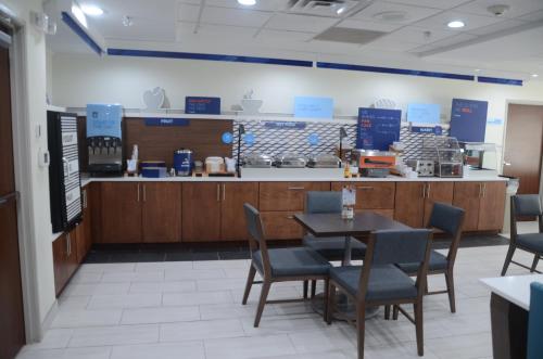 Nhà bếp/bếp nhỏ tại Holiday Inn Express Hotel & Suites Memphis/Germantown by IHG