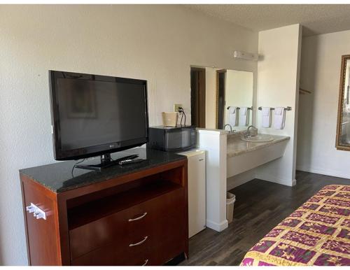 TV a/nebo společenská místnost v ubytování Oasis Inn and Suites
