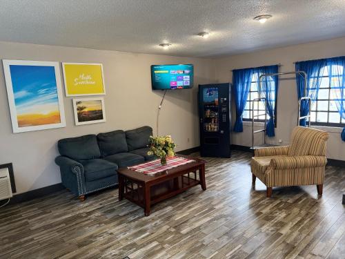 Televisyen dan/atau pusat hiburan di Days Inn by Wyndham Harriman