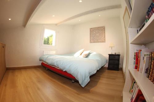 une chambre avec un grand lit avec une fenêtre dans l'établissement Havre de paix - au cœur de la Provence, à Le Puy-Sainte-Réparade