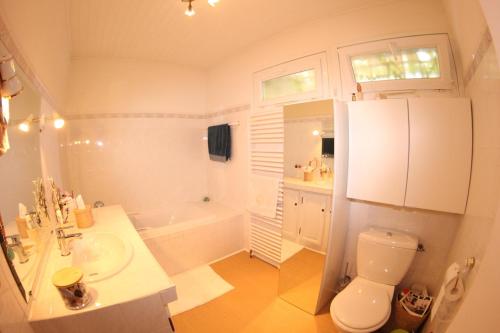 une salle de bain avec toilettes, lavabo et baignoire dans l'établissement Havre de paix - au cœur de la Provence, à Le Puy-Sainte-Réparade