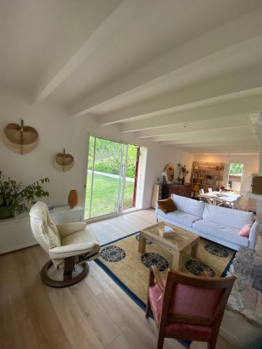 un salon avec un canapé blanc et une table dans l'établissement Havre de paix - au cœur de la Provence, à Le Puy-Sainte-Réparade