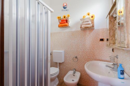 ein Badezimmer mit Toilette und Waschbecken in der Unterkunft Dimora Lucy by Vivimy in Taviano
