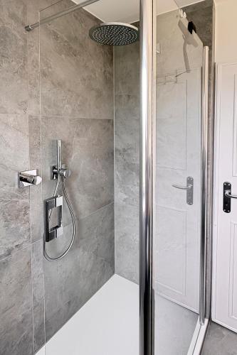 a bathroom with a shower with a glass door at Celler Appartement in Celle