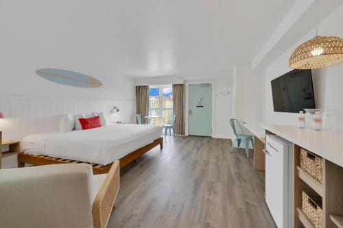 a hotel room with a bed and a tv at Madison Resort Wildwood Crest in Wildwood Crest