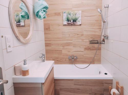 une salle de bain avec un lavabo et un miroir dans l'établissement Good vibes apartment in center, à Bratislava