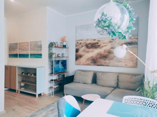 un salon avec un canapé et une table dans l'établissement Good vibes apartment in center, à Bratislava