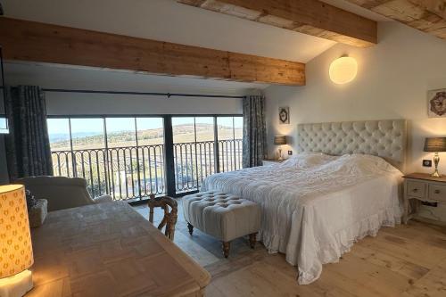 En eller flere senge i et værelse på Domaine Château du Bois Provence