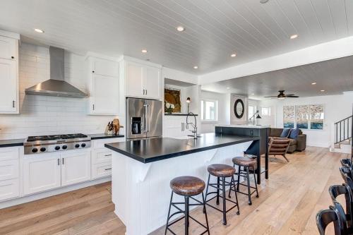 Imagen de la galería de 3Br Luxury Condo W Rooftop Deck & Fire Pit - Steps To Beach By Beachview Rental, en Newport Beach