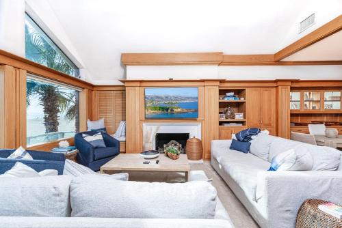 Χώρος καθιστικού στο Luxury Oceanfront 3Br W Rooftop Spa, Bbq, & Stunning Views By Beachview Rentals