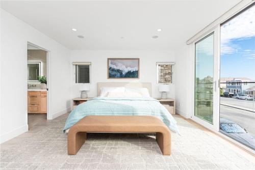 Ένα ή περισσότερα κρεβάτια σε δωμάτιο στο Luxury 3Br W Rooftop Deck, Grill, & Ac - Steps From Sand By Beachview Rentals