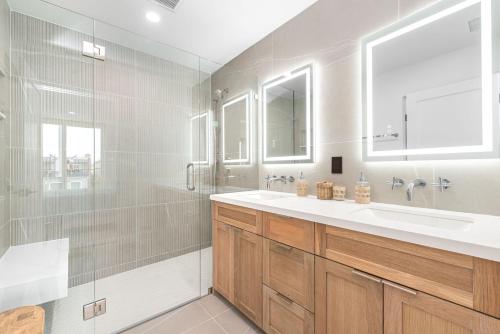 Ένα μπάνιο στο Luxury 3Br W Rooftop Deck, Grill, & Ac - Steps From Sand By Beachview Rentals