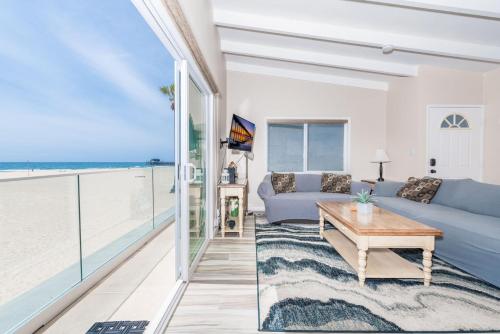 Ruang duduk di 3Br Oceanfront In Desirable Location At Excellent Value By Beachview Rentals