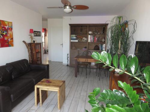 un salon avec un canapé et une table dans l'établissement T2 50m carrés vue mer piscine tennis, à Hyères