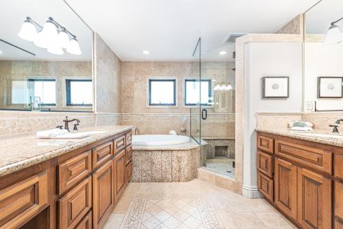 Ένα μπάνιο στο Luxury 5Br Vacation Home W Rooftop Deck, Ocean Views & Ac By Beachview Rentals