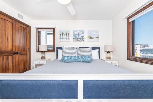 Ένα ή περισσότερα κρεβάτια σε δωμάτιο στο Luxury 5Br Vacation Home W Rooftop Deck, Ocean Views & Ac By Beachview Rentals