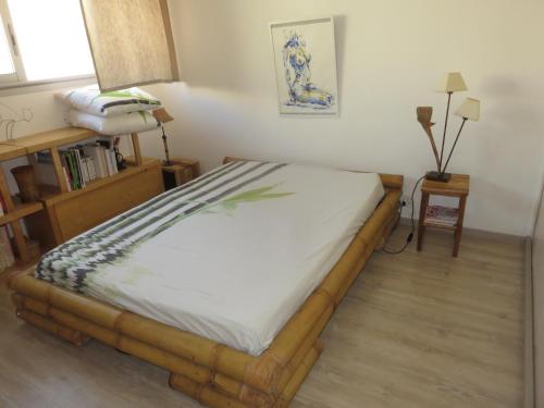 une chambre avec un lit dans une pièce dans l'établissement T2 50m carrés vue mer piscine tennis, à Hyères