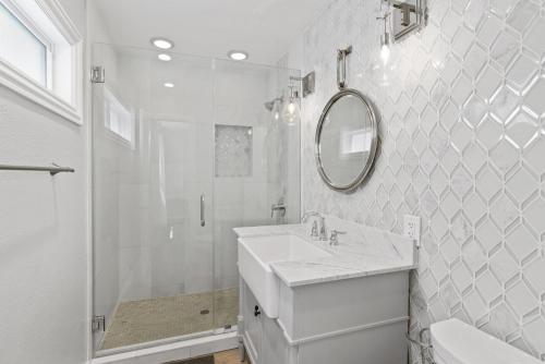 Ένα μπάνιο στο Stylish 3Br Oceanfront W Gorgeous Views & Boardwalk Access By Beachview Rentals