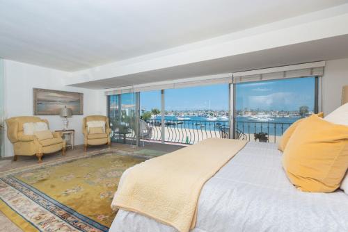 Χώρος καθιστικού στο Spacious 3Br Bayfront W Harbor Views Walk To Beach By Beachview Rentals