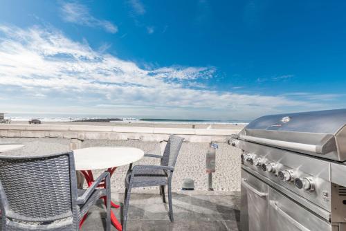 Gallery image of 7Br Beachfront Retreatstunning Ocean Views & Walkable Fun By Beachview Rentals in Newport Beach