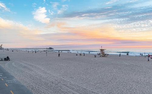 Gallery image of 7Br Beachfront Retreatstunning Ocean Views & Walkable Fun By Beachview Rentals in Newport Beach