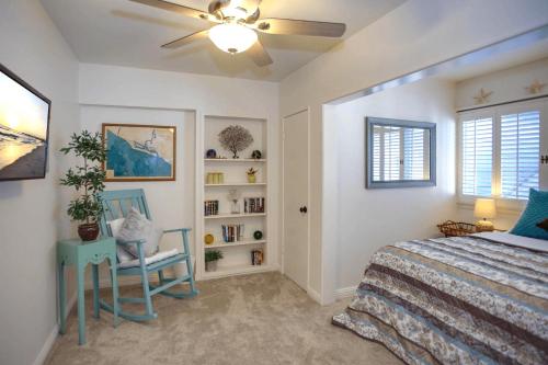 Ένα ή περισσότερα κρεβάτια σε δωμάτιο στο 1Br Bayside Apartment Steps To Bay Beach, Quiet & Central By Beachview Rentals