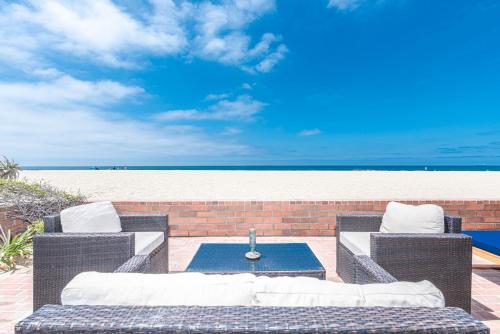 Imagen de la galería de Remodeled 2Br Oceanfront W Spacious Patio & Stunning Views By Beachview Rentals, en Newport Beach
