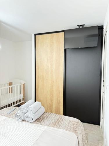 une chambre avec un lit avec des serviettes dessus dans l'établissement Appartement avec vue sur mer, au Barcarès