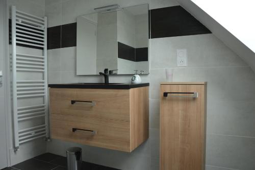 une cuisine avec un évier et un comptoir avec un miroir dans l'établissement Maison familiale avec jardin à 2 pas de la mer, à Perros-Guirec