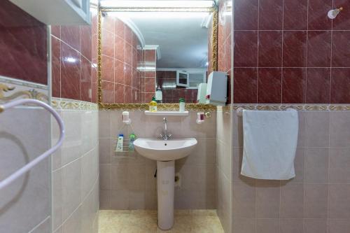 a bathroom with a sink and a mirror at Maison soleil - Appartement pour famille in Marrakech