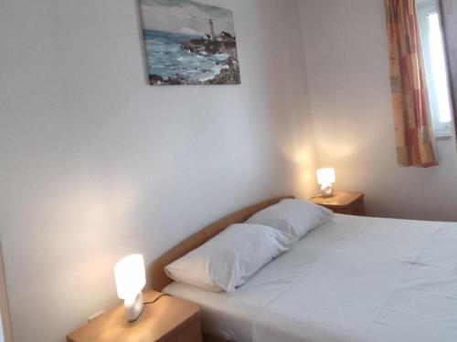 Ένα ή περισσότερα κρεβάτια σε δωμάτιο στο Apartmani Dubravko
