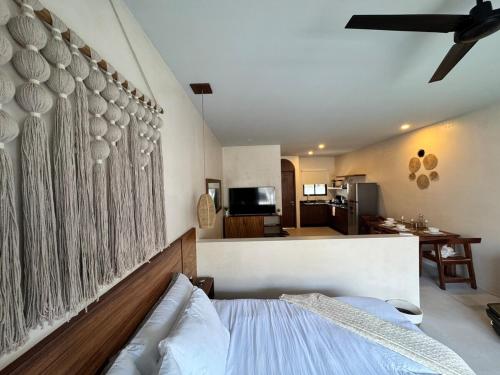 sypialnia z łóżkiem i salonem w obiekcie Tulum Jungle loft with Pool and rooftop near Beach and Cenotes and dowtown! Fast WiFi! Perfect for Expats w mieście Tulum