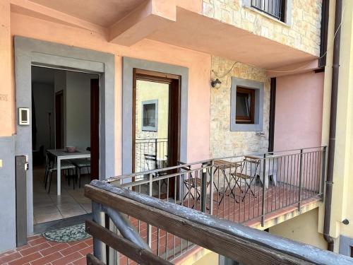 a balcony of a house with a table and chairs at Chianti casa con parcheggio auto Aida rooms in Gaiole in Chianti