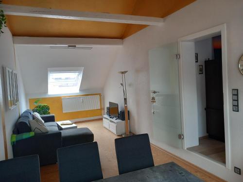 a living room with a couch and some chairs at Ferienwohnung im roten Haus, die Therme ist fußläufig in 350m zu erreichen in Bad Ems