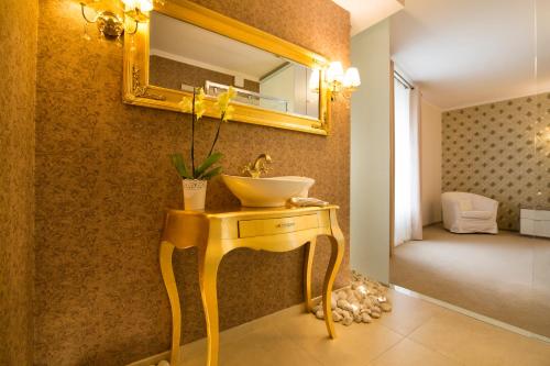 克盧奇堡的住宿－Restauracja Joanna，一间带水槽和镜子的浴室