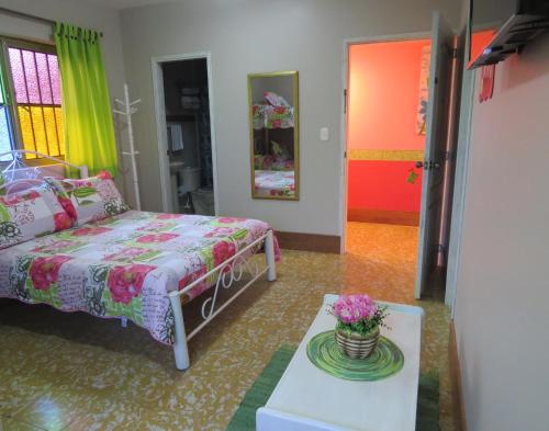 a living room with a bed and a table at Hotel Recreacional Marcelandia Santa Rosa de Cabal in Santa Rosa de Cabal
